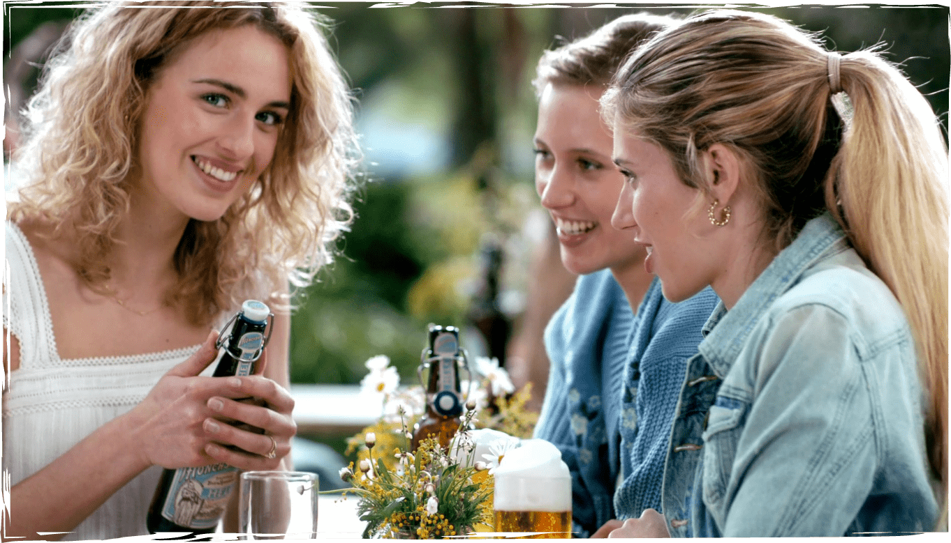 Frauen im Biergarten