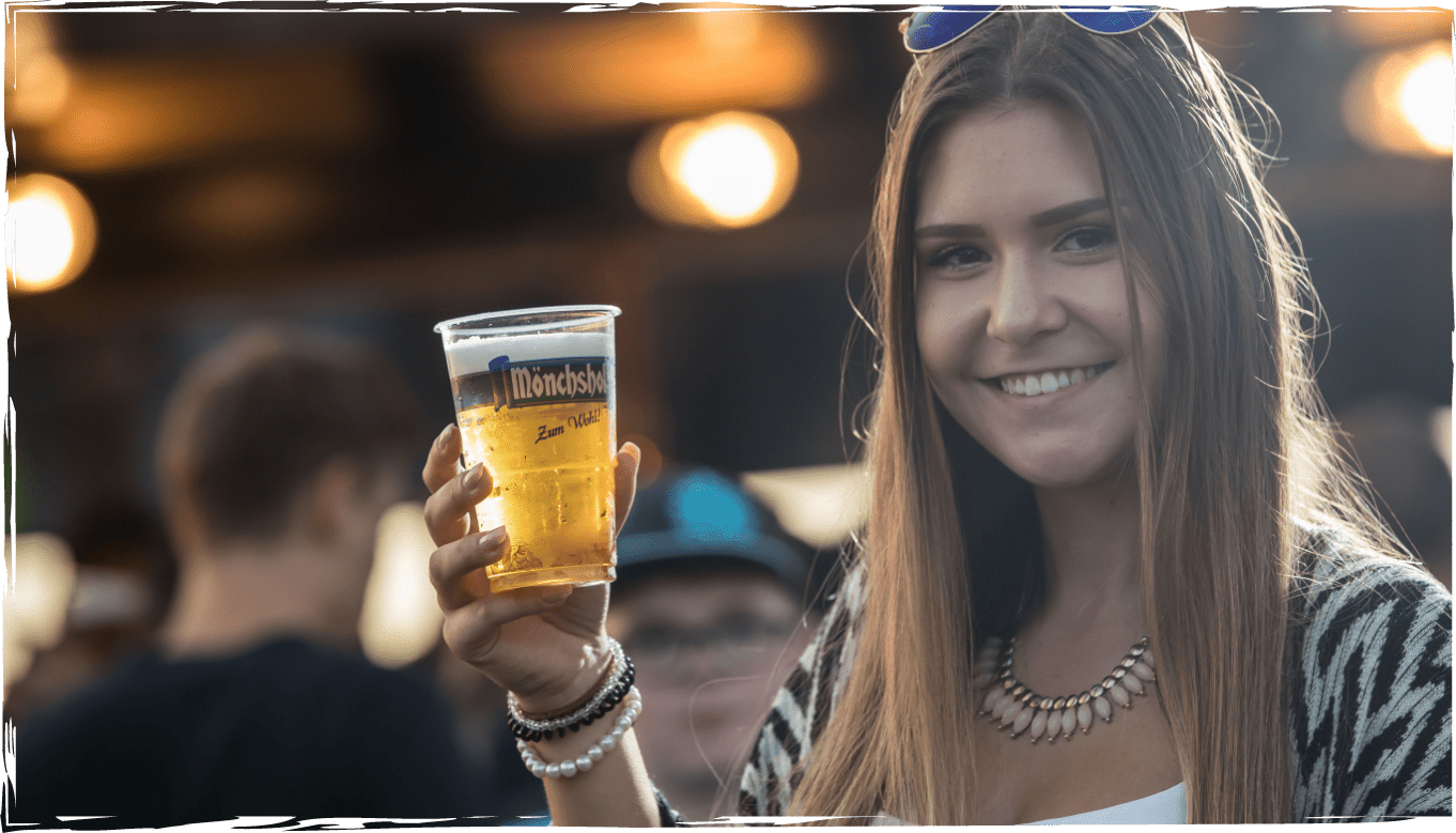 Frau mit Bier in der Hand