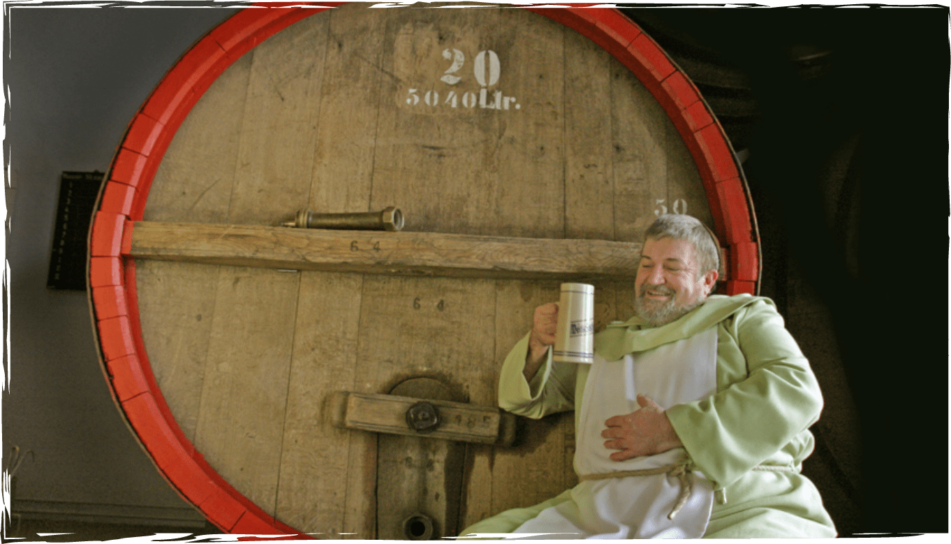 Mönch vor Bierfass 