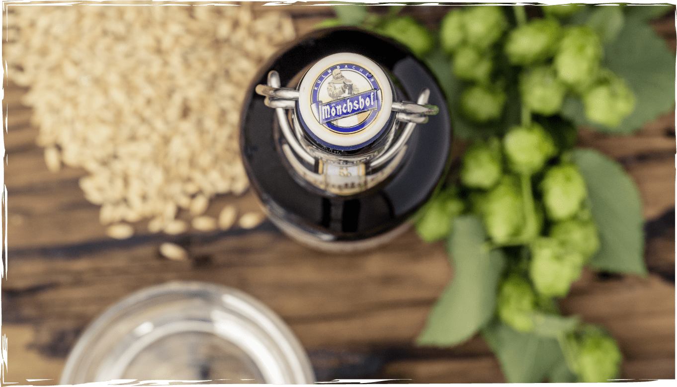Bierflasche mit Rohstoffen außen rum 