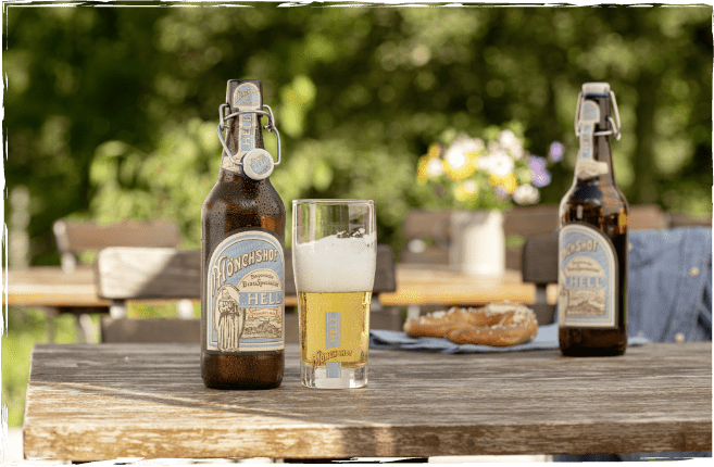 Helles Bier mit Glas auf dem Tisch