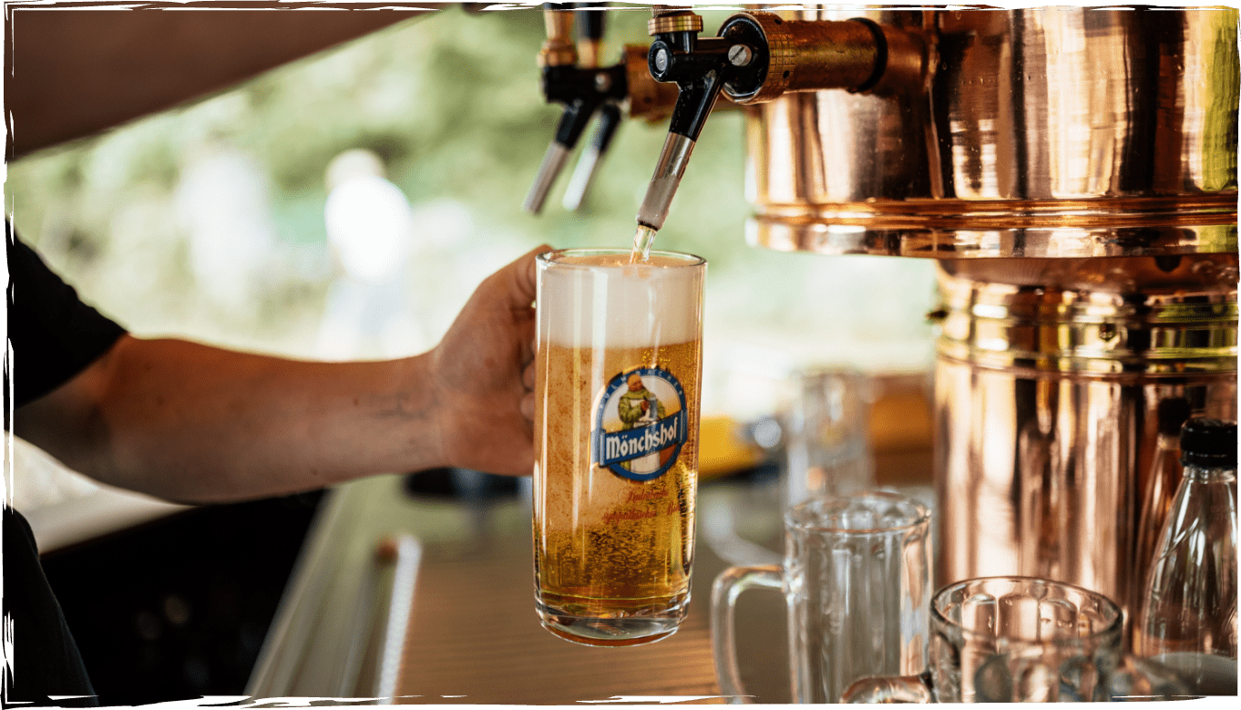 Bier wird ins Glas gefüllt