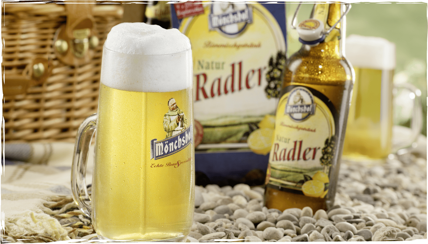 Radlerflaschen und volles Glas