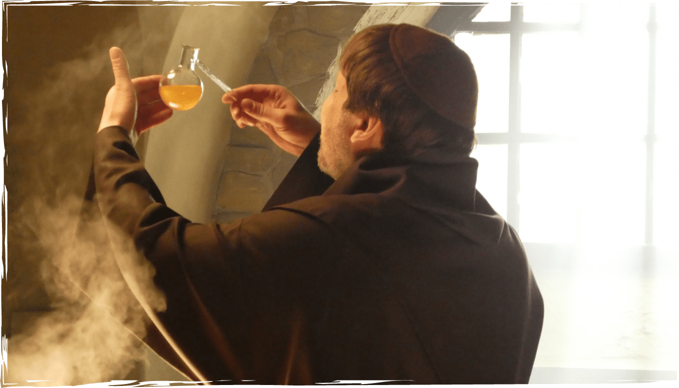 Mönch begutachtet das frisch gebraute Bier