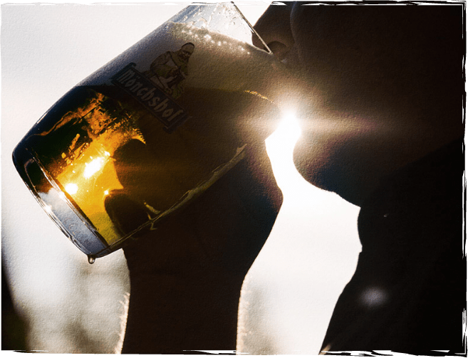 Mann trinkt ein Mönchshof Bier