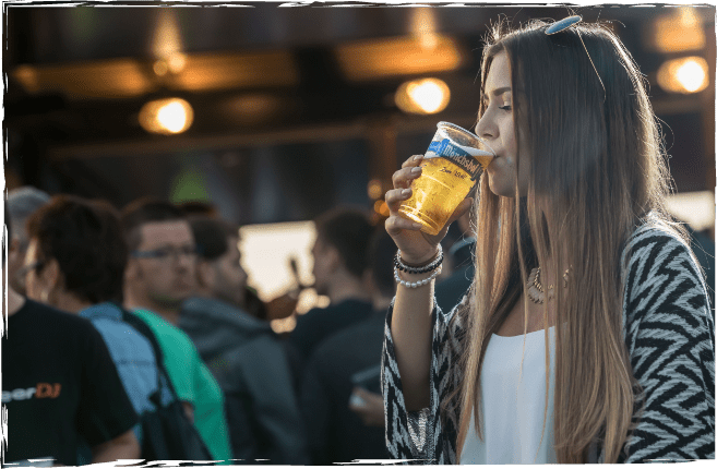 Frau trinkt Bier 