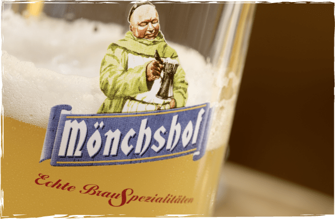 Bierkrug mit dem Mönchshof Logo