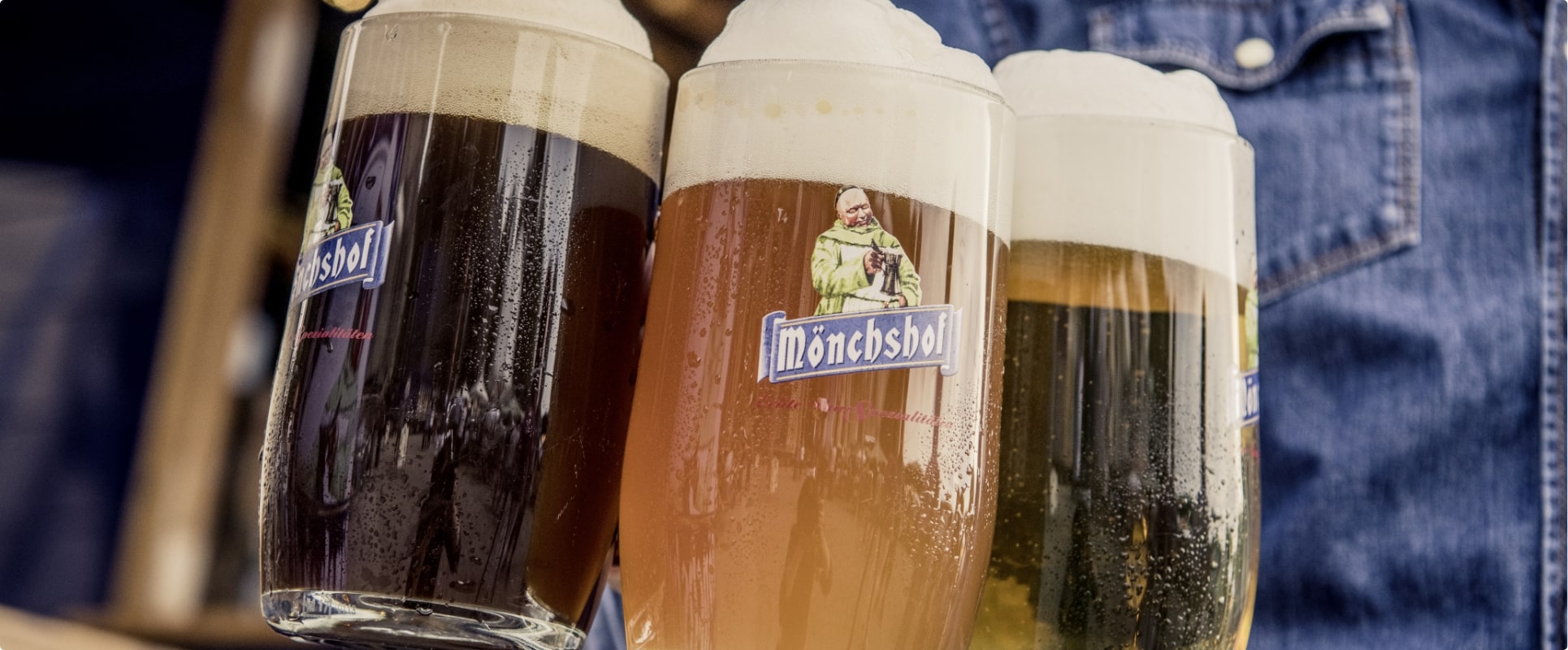 Drei volle Krüge mit unterschiedlichen Mönchshof Bieren