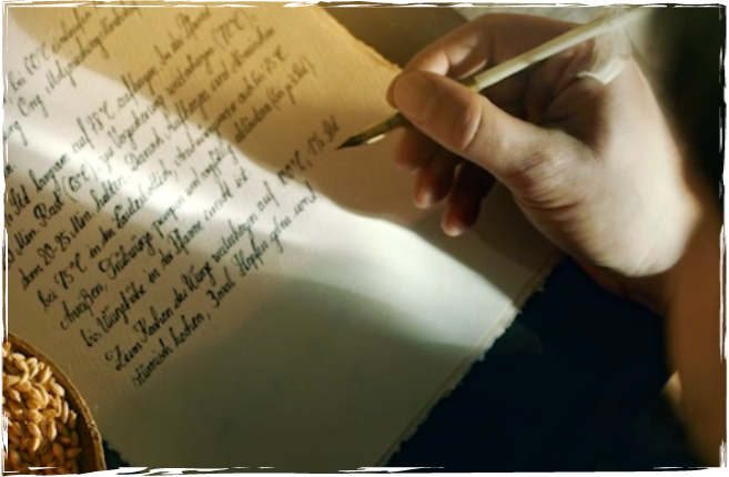 Eine Person schreibt einen Brief mit der Feder